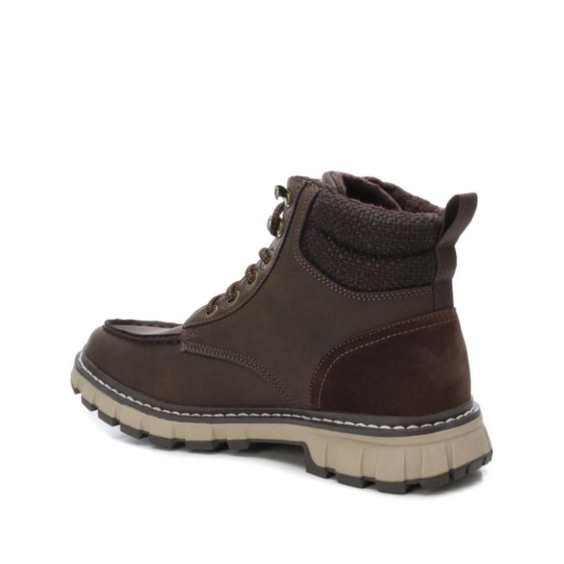 Bota fabricada em material que imita a pele, com atacadores ajustáveis e alça traseira para facilitar o calçar.  Sola de borracha antiderrapante. A bota estilo montanha, é o modelo perfeito para os seus looks sazonais.  Este modelo obteve o certificado vegano pela organização mundial PETA (Organização dos Direitos dos Animais).