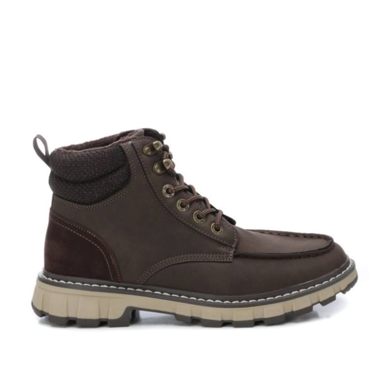 Bota fabricada em material que imita a pele, com atacadores ajustáveis e alça traseira para facilitar o calçar.  Sola de borracha antiderrapante. A bota estilo montanha, é o modelo perfeito para os seus looks sazonais.  Este modelo obteve o certificado vegano pela organização mundial PETA (Organização dos Direitos dos Animais).