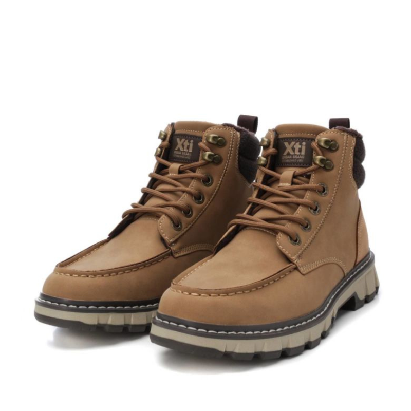 Bota fabricada em material que imita a pele, com atacadores ajustáveis e alça traseira para facilitar o calçar.  Sola de borracha antiderrapante. A bota estilo montanha, é o modelo perfeito para os seus looks sazonais.  Este modelo obteve o certificado vegano pela organização mundial PETA (Organização dos Direitos dos Animais).