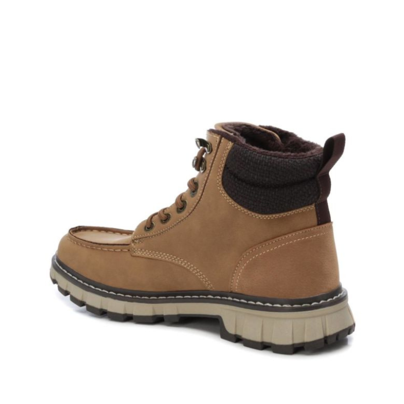 Bota fabricada em material que imita a pele, com atacadores ajustáveis e alça traseira para facilitar o calçar.  Sola de borracha antiderrapante. A bota estilo montanha, é o modelo perfeito para os seus looks sazonais.  Este modelo obteve o certificado vegano pela organização mundial PETA (Organização dos Direitos dos Animais).