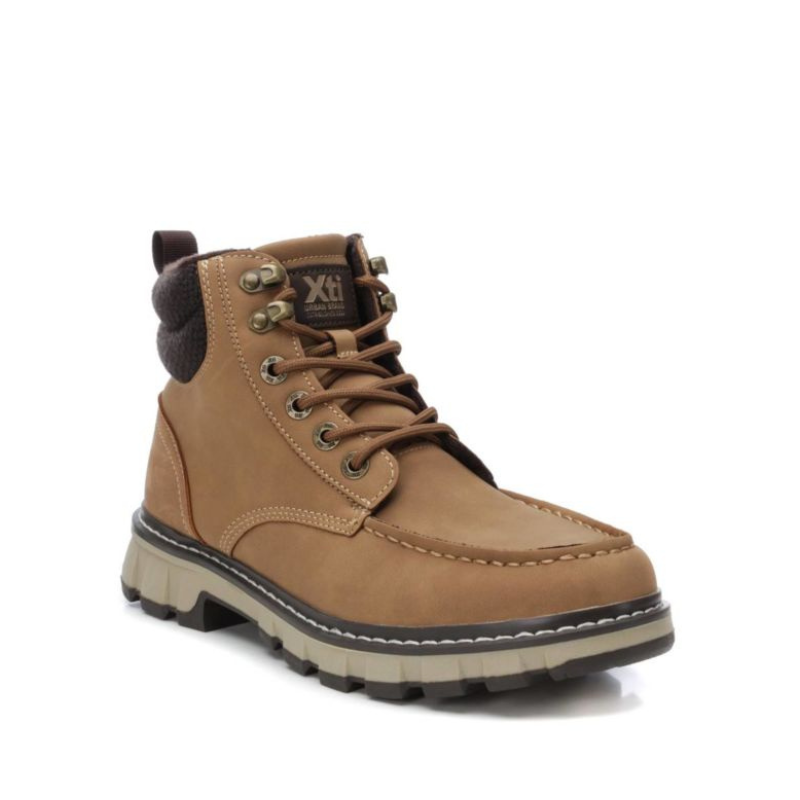 Bota fabricada em material que imita a pele, com atacadores ajustáveis e alça traseira para facilitar o calçar.  Sola de borracha antiderrapante. A bota estilo montanha, é o modelo perfeito para os seus looks sazonais.  Este modelo obteve o certificado vegano pela organização mundial PETA (Organização dos Direitos dos Animais).