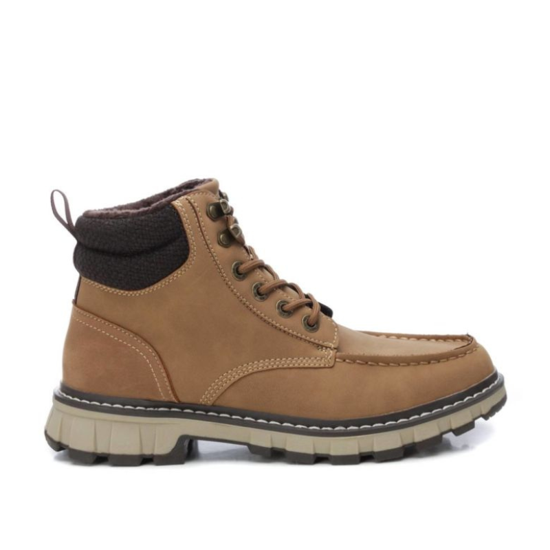 Bota fabricada em material que imita a pele, com atacadores ajustáveis e alça traseira para facilitar o calçar.  Sola de borracha antiderrapante. A bota estilo montanha, é o modelo perfeito para os seus looks sazonais.  Este modelo obteve o certificado vegano pela organização mundial PETA (Organização dos Direitos dos Animais).