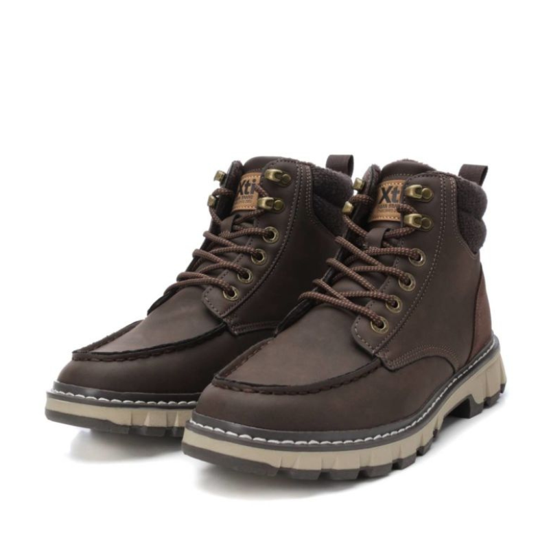 Bota fabricada em material que imita a pele, com atacadores ajustáveis e alça traseira para facilitar o calçar.  Sola de borracha antiderrapante. A bota estilo montanha, é o modelo perfeito para os seus looks sazonais.  Este modelo obteve o certificado vegano pela organização mundial PETA (Organização dos Direitos dos Animais).