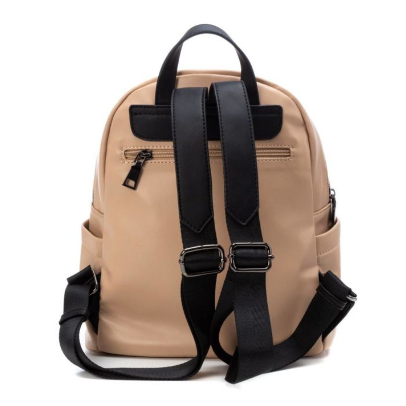 Prática e elegante, a mochila combina muito bem com looks casuais e é a companheira perfeita de viagens.  O espaço que precisa, numa mochila de design acolchoado. Fecho com zíper, alças ajustáveis e bolso externo á frente e nas costas.