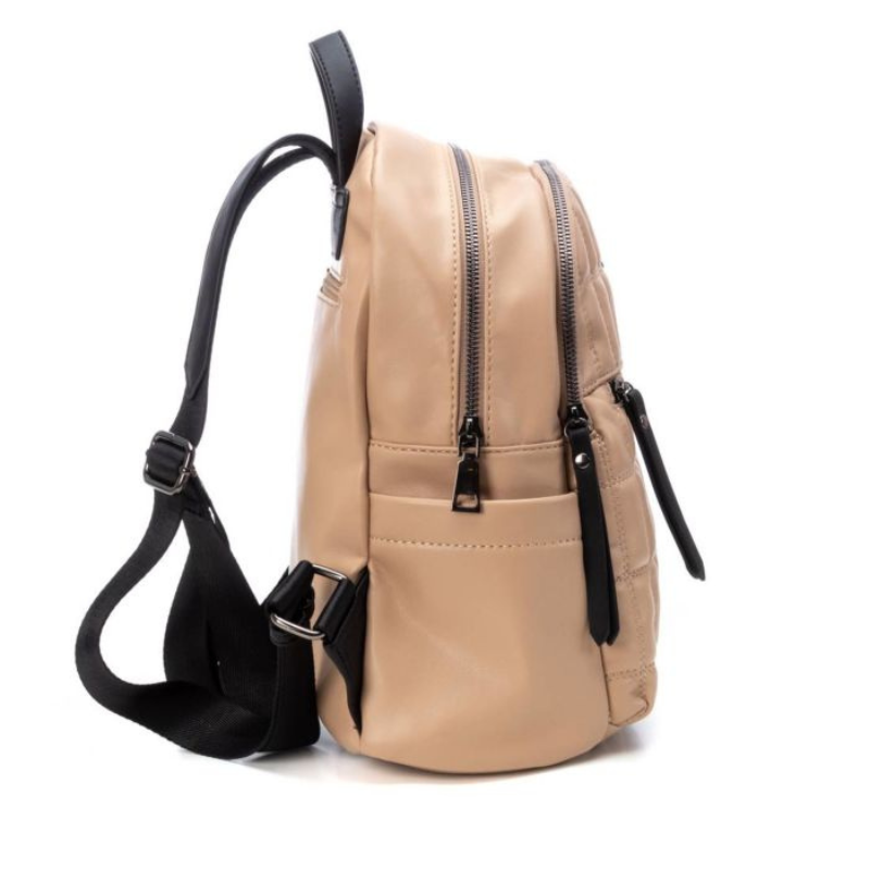 Prática e elegante, a mochila combina muito bem com looks casuais e é a companheira perfeita de viagens.  O espaço que precisa, numa mochila de design acolchoado. Fecho com zíper, alças ajustáveis e bolso externo á frente e nas costas.