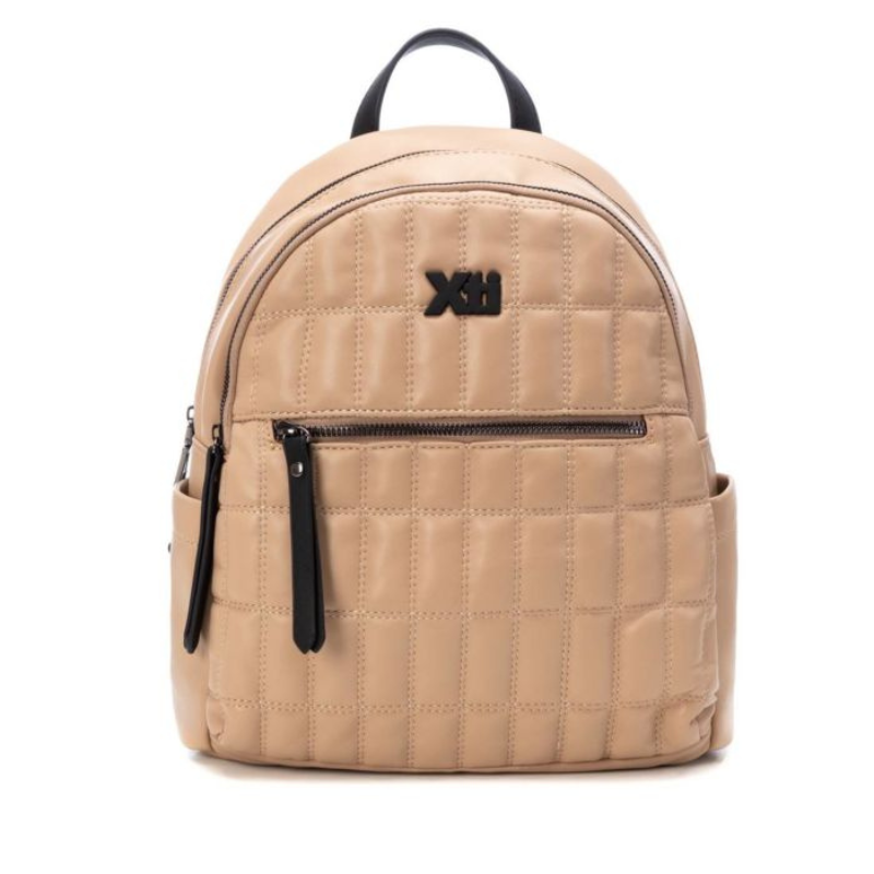 Prática e elegante, a mochila combina muito bem com looks casuais e é a companheira perfeita de viagens.  O espaço que precisa, numa mochila de design acolchoado. Fecho com zíper, alças ajustáveis e bolso externo á frente e nas costas.