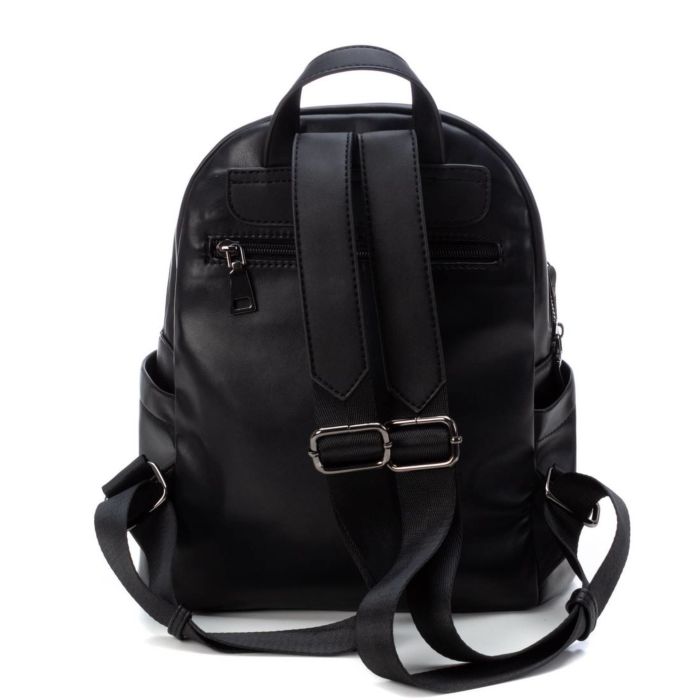 Prática e elegante, a mochila combina muito bem com looks casuais e é a companheira perfeita de viagens.  O espaço que precisa, numa mochila de design acolchoado. Fecho com zíper, alças ajustáveis e bolso externo á frente e nas costas.